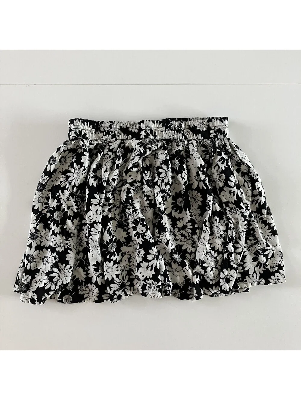 Black and White Floral Mini Flare Skirt Sz Medium Feminine Abstract Elastic